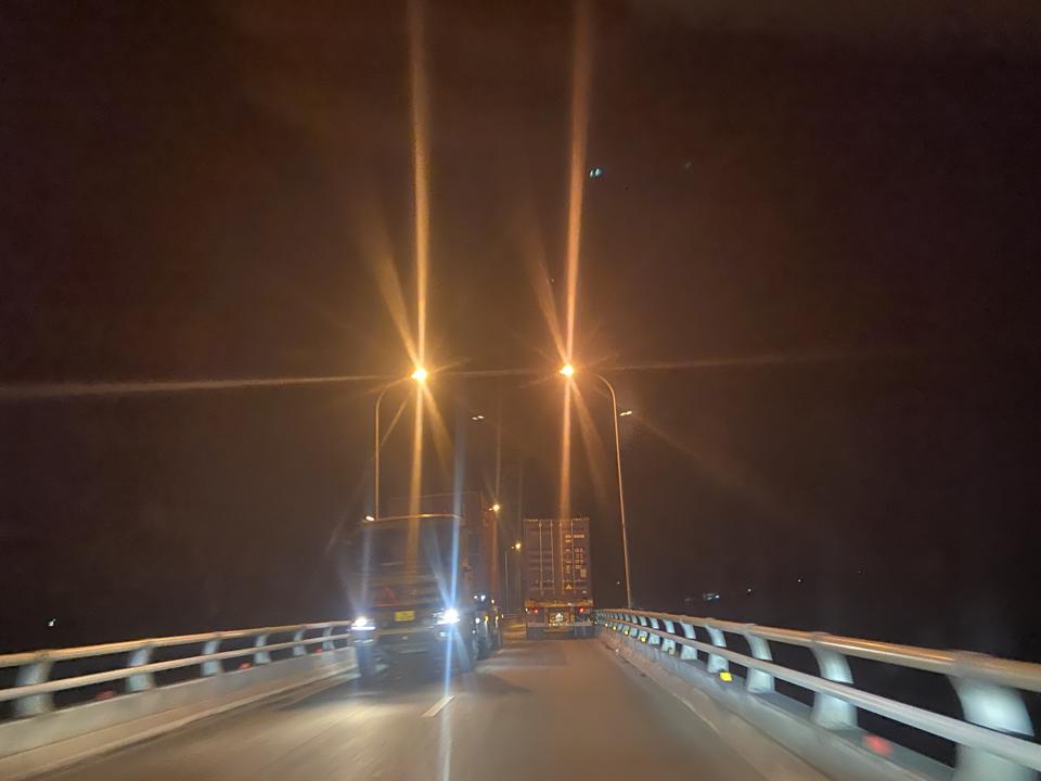 VIDEO: Dù đã cấm, nhưng nhiều xe ô tô trọng tải lớn vẫn qua cầu Hợp Thanh 